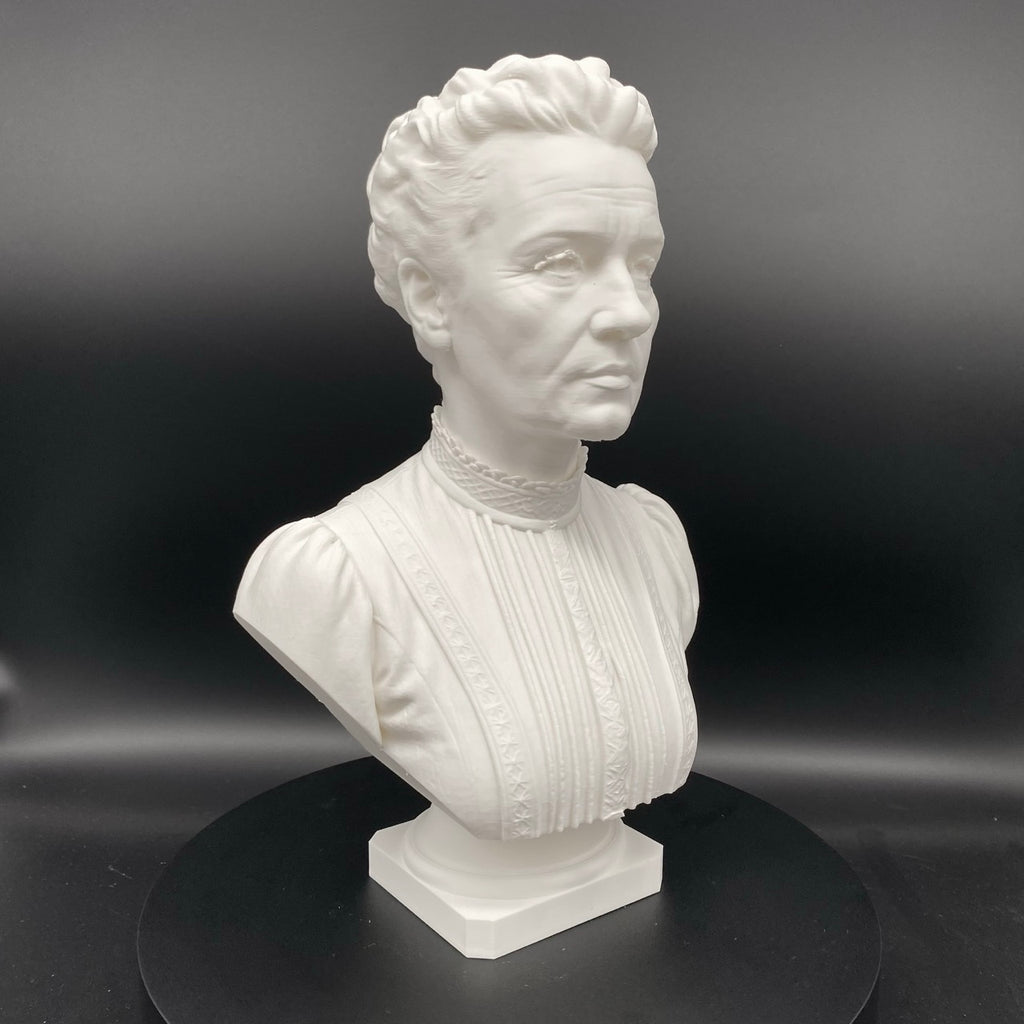Marie Curie Büste – Detailansicht der Büste, Produktfoto 03