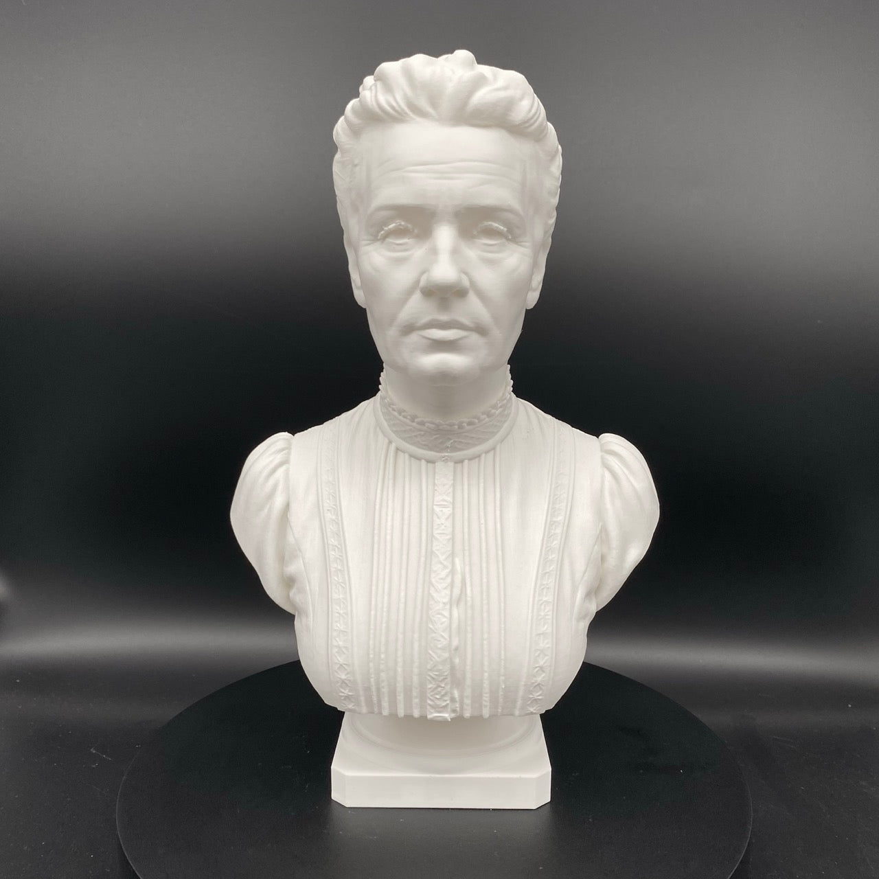 Marie Curie Büste – Detailansicht der Büste, Produktfoto 05
