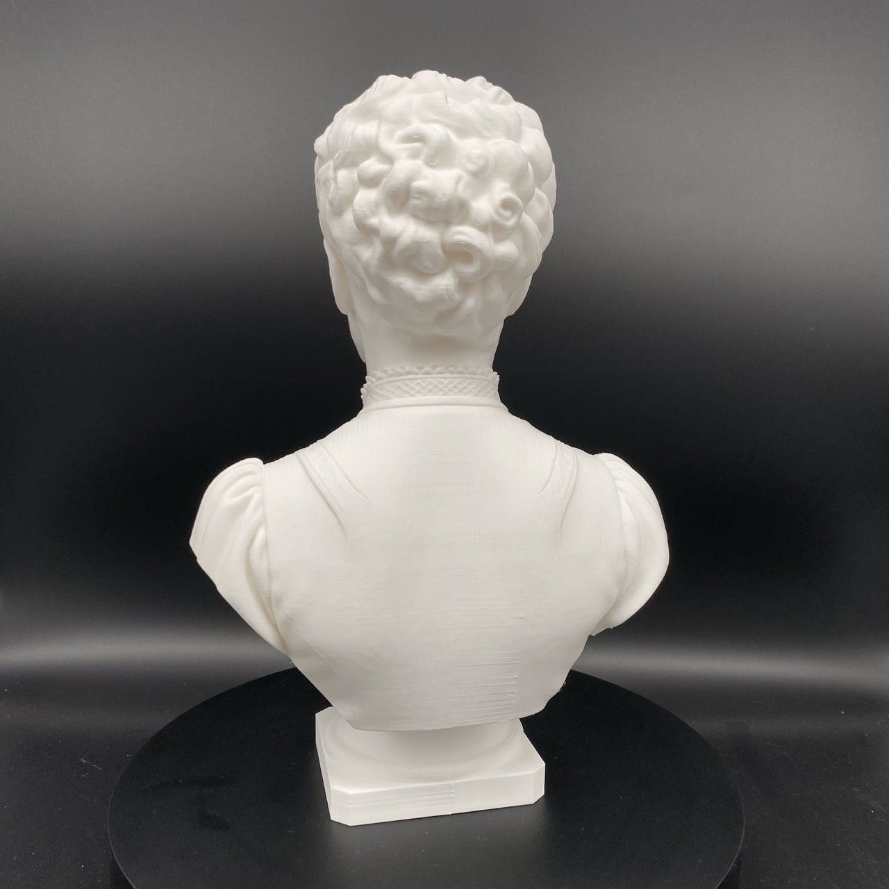 Marie Curie Büste – Detailansicht der Büste, Produktfoto 11