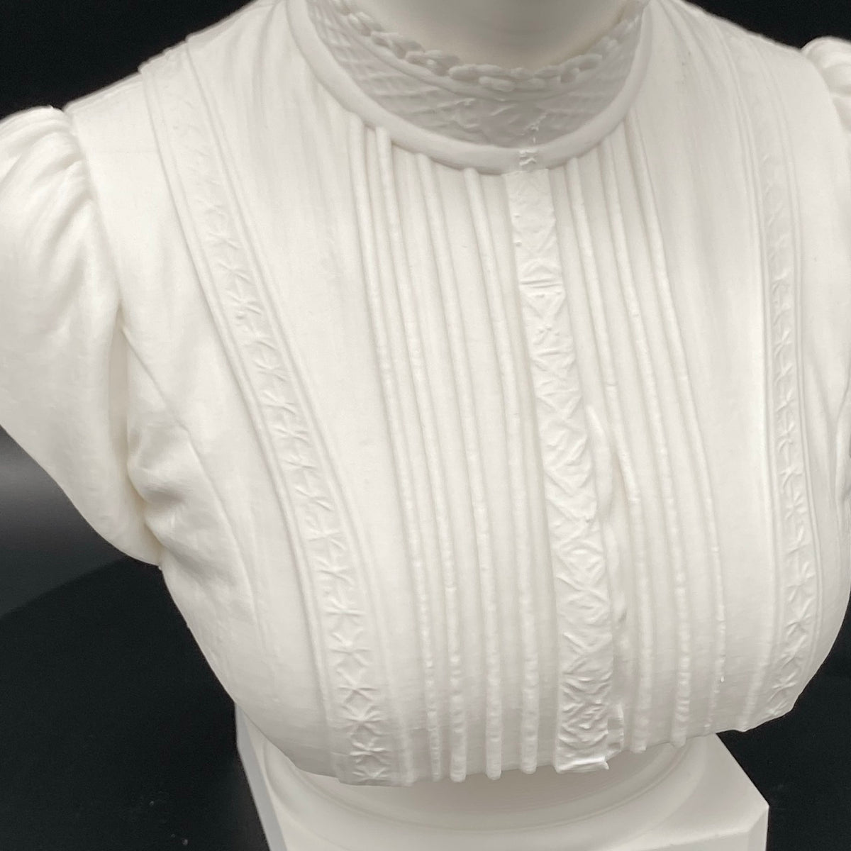 Marie Curie Büste – Detailansicht der Büste, Produktfoto 15