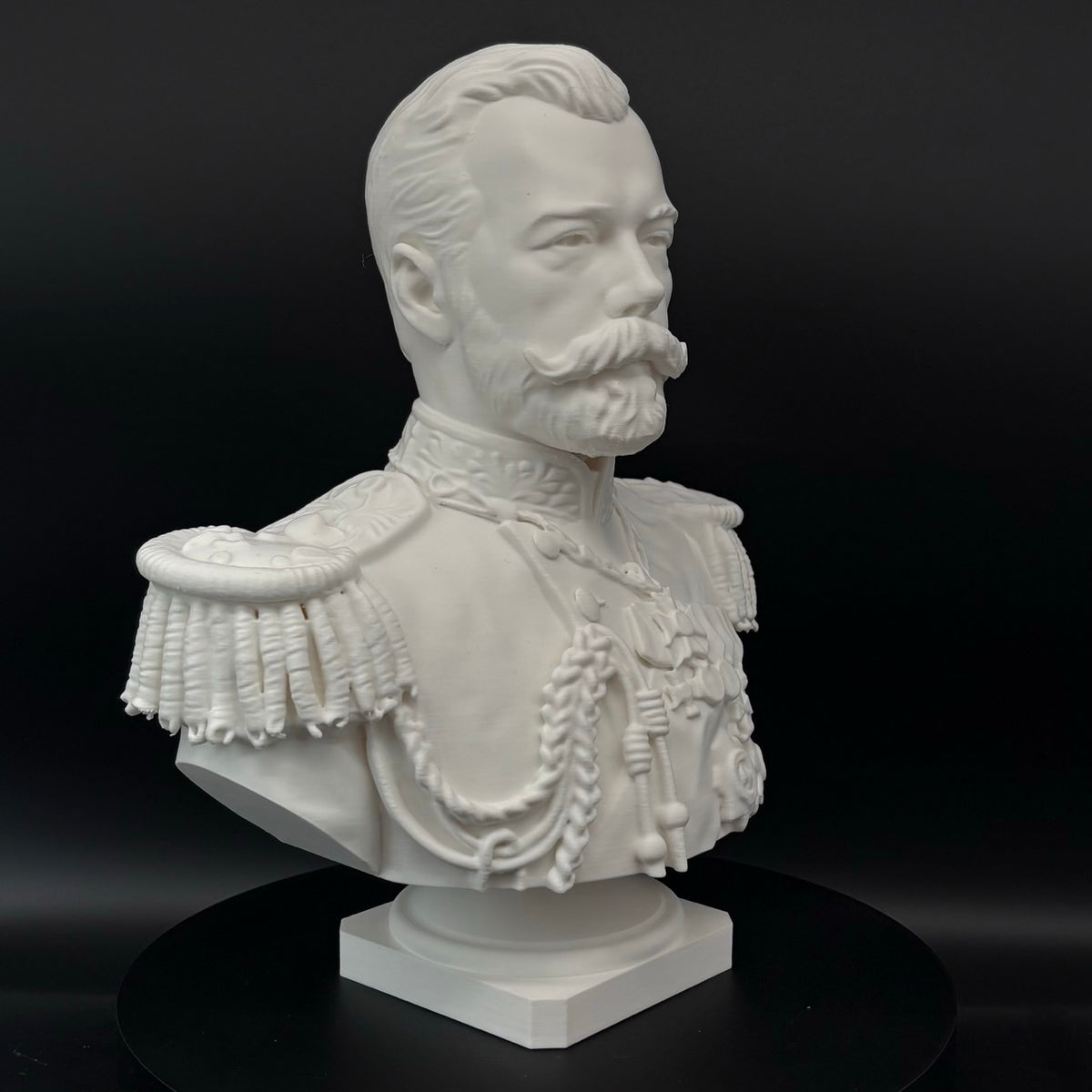 Tsar Nicholas II Büste – Vorderansicht der historischen Skulptur