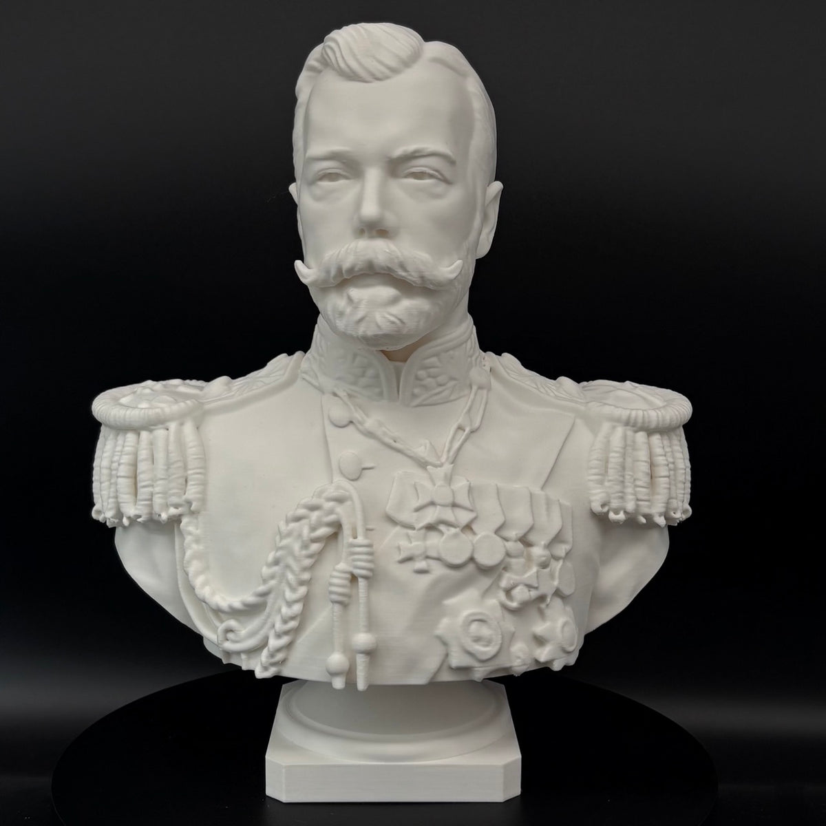 Tsar Nicholas II Romanov Statue – schräge Ansicht der Büste
