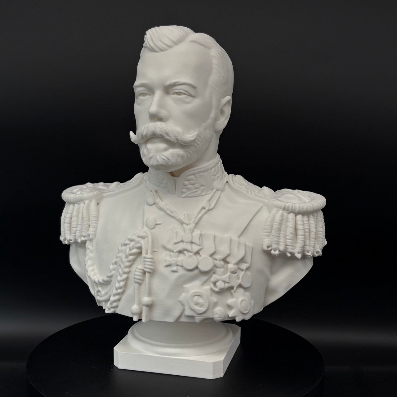 Zar Nikolaus II Büste – Detailansicht von Gesicht und Schnurrbart