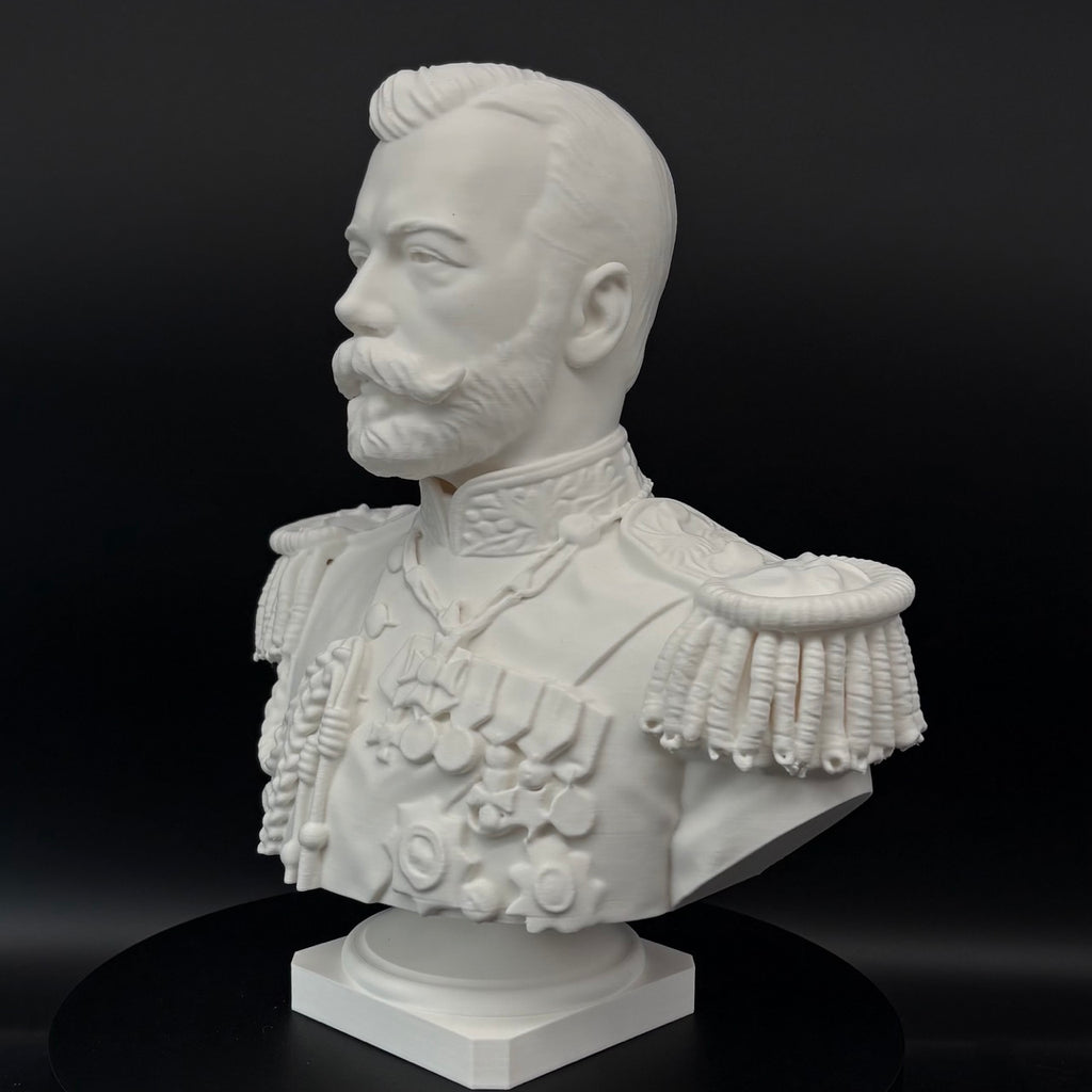 Nikolaus II Romanov Büste – Detail der historischen Militäruniform