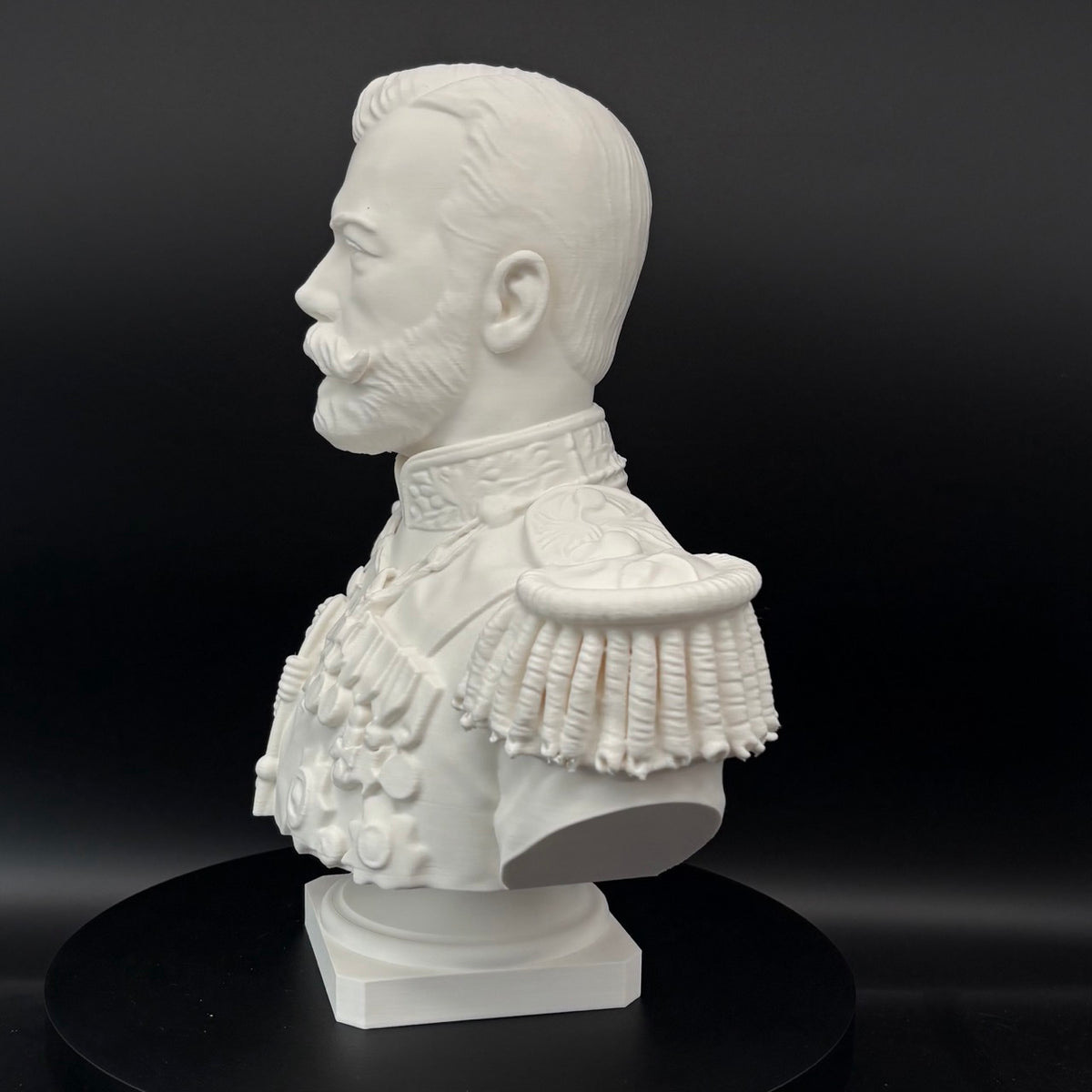 Tsar Nicholas II Büste – Detail von Orden und Medaillen