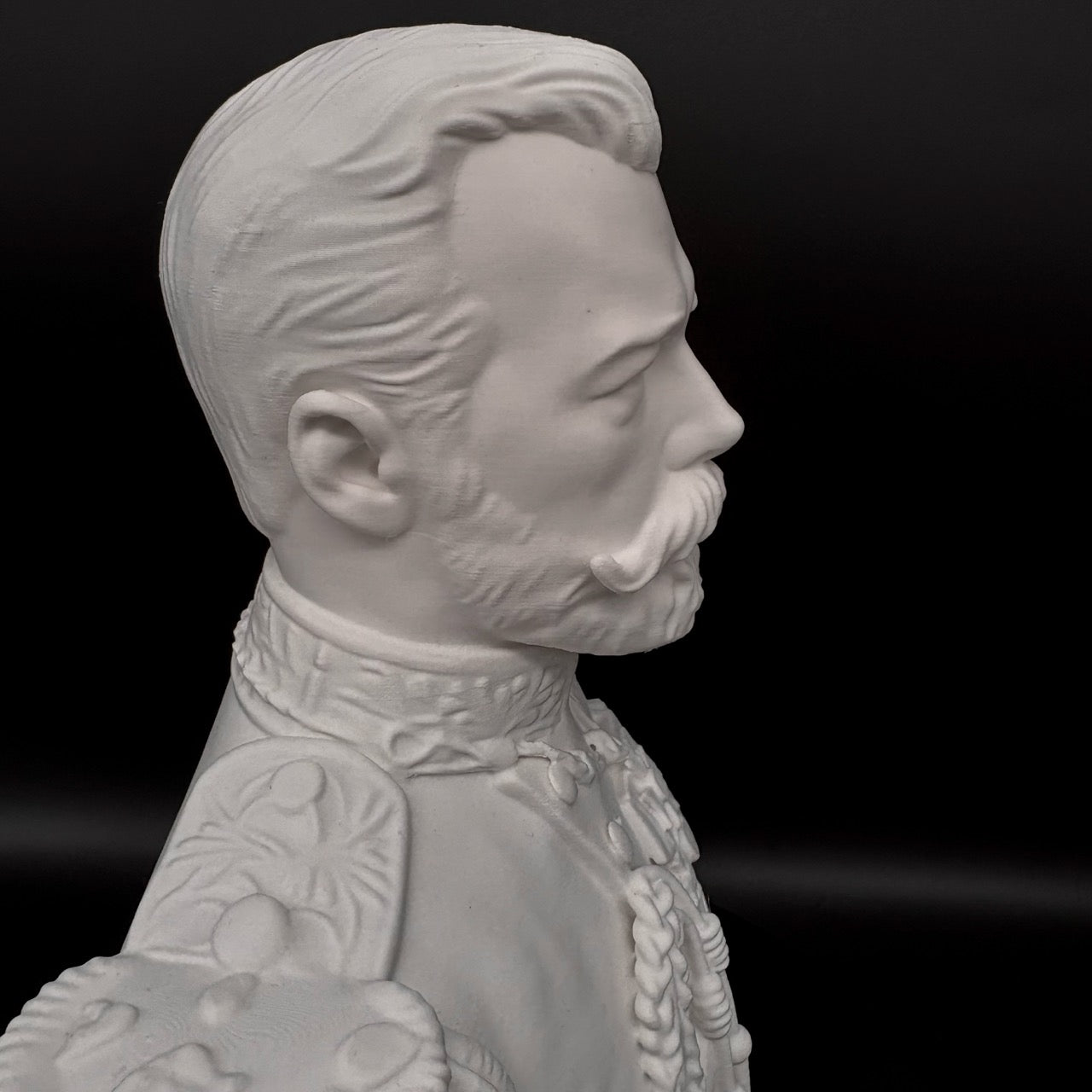 Zar Nikolaus II Skulptur – Seitenprofil der weißen Büste