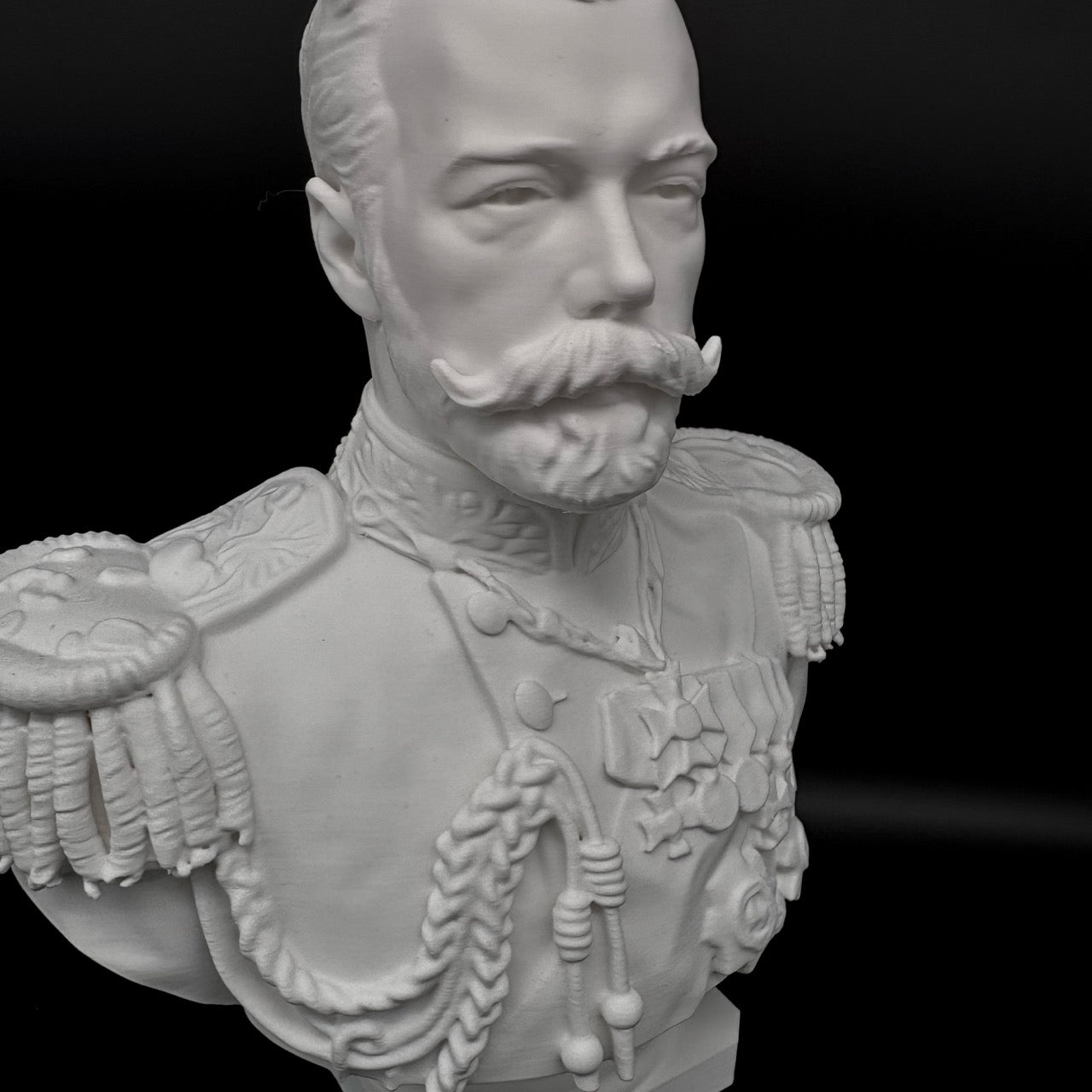 Zar Nikolaus II Büste – Nahaufnahme der Uniformdetails