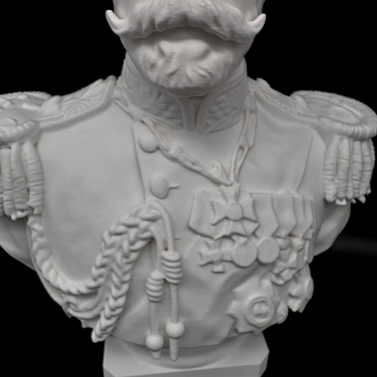 Tsar Nicholas II Statue – Detailansicht der Schulterstücke