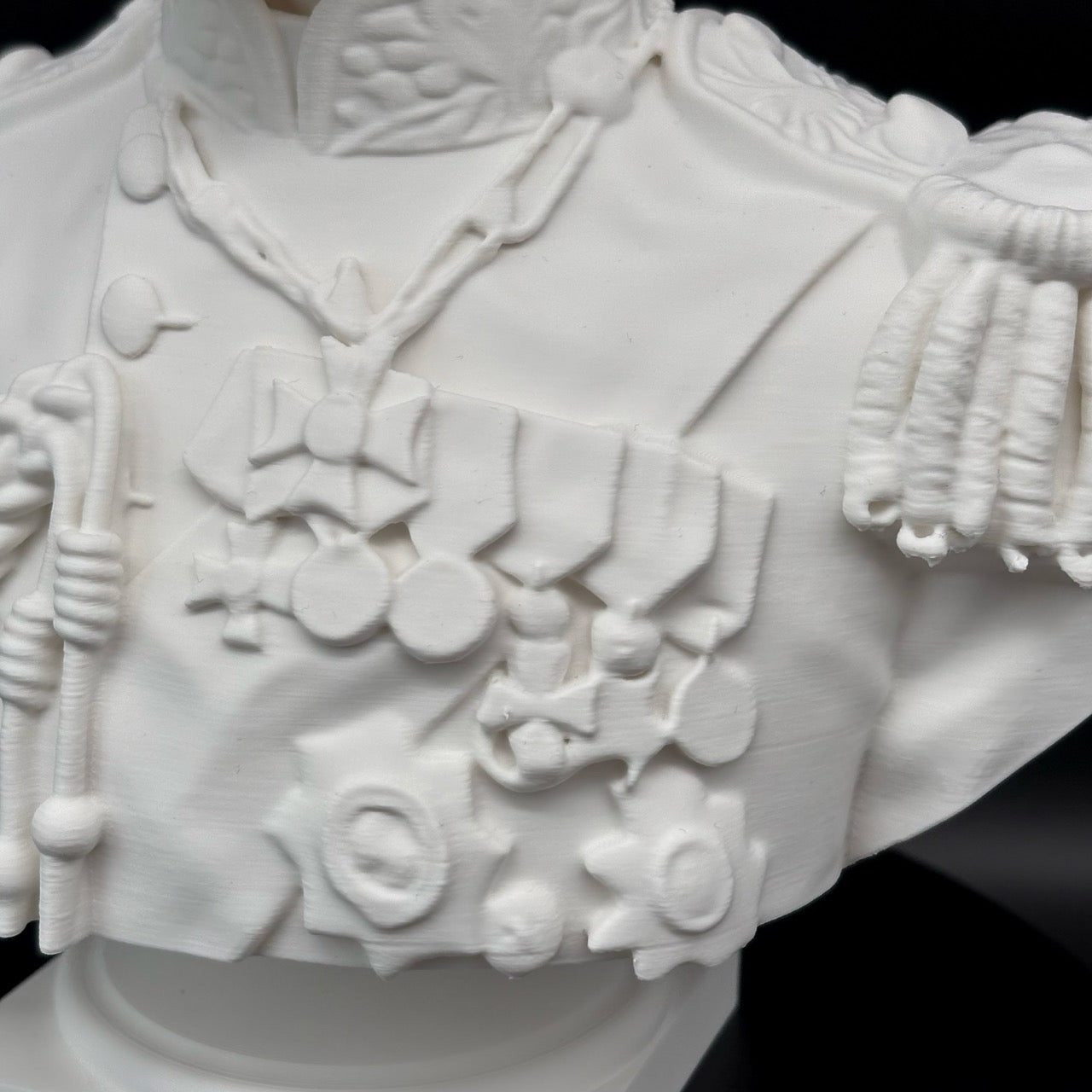 Tsar Nicholas II Büste – historische Skulptur mit Standpodest