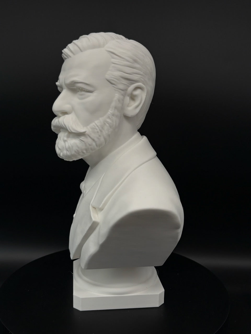 Freud Skulptur – klassische weiße Büste mit Standpodest