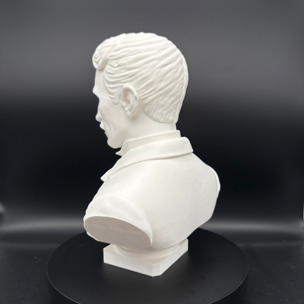 Nikola Tesla Büste – Detailansicht der Büste, Produktfoto 02